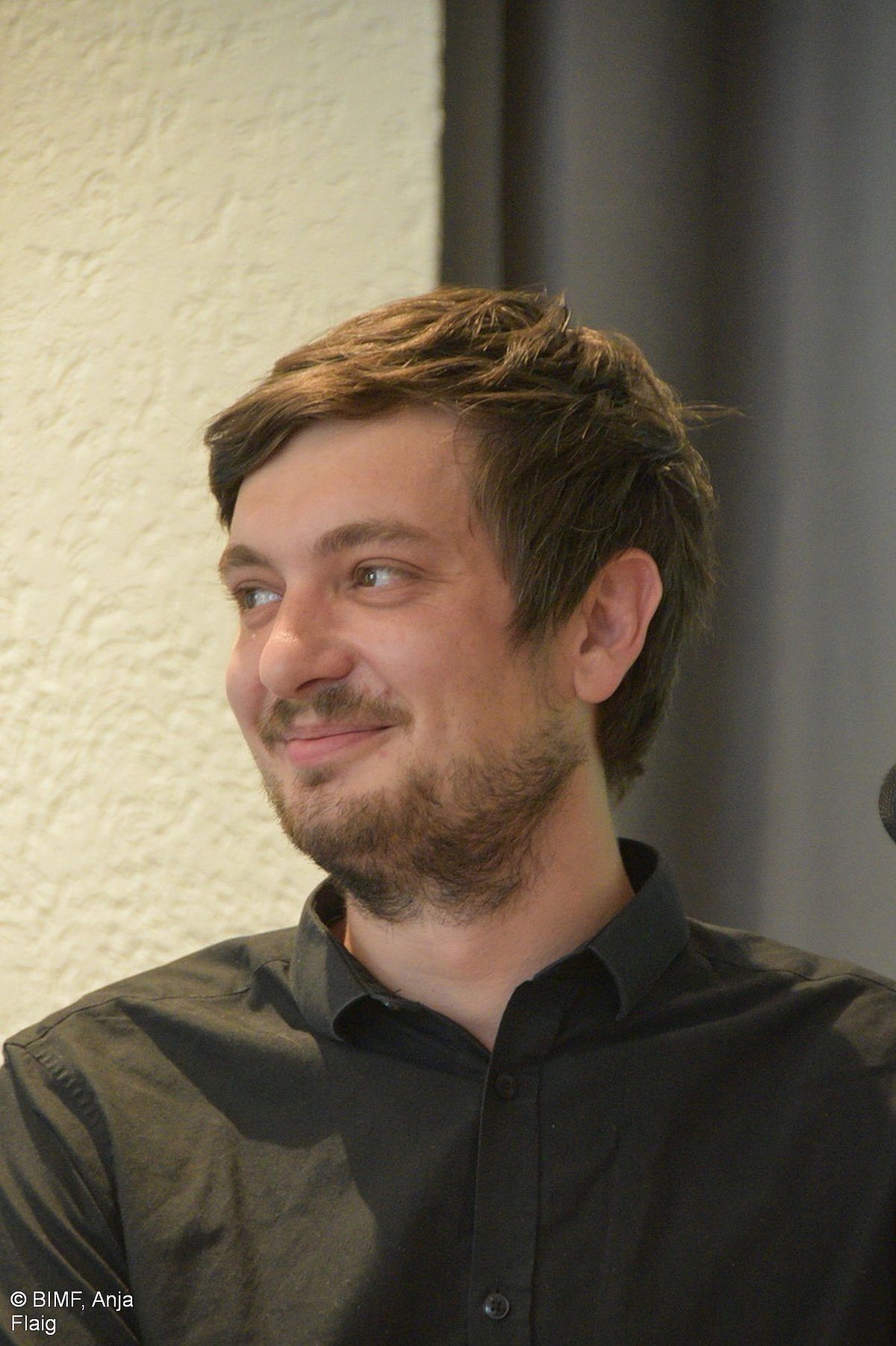 Referent lächelt