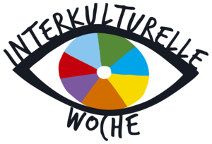 Logo Interkulturelle Woche - Auge, bunte Iris, schwarzer Schriftzug Interkulturelle Woche als Wimpern oben und unten, Hintergrund weiß