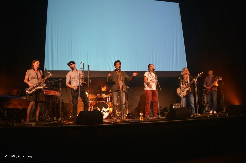 Band auf Bühne